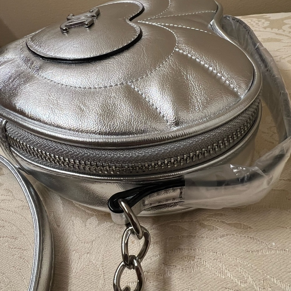 Juicy couture Silver Heart-Shaped Crossbody Bag NWT (R$79 - Picture 4 of 8